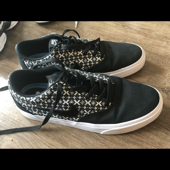 Size 10 Nike Charge Shoes - Picture 2 of 5